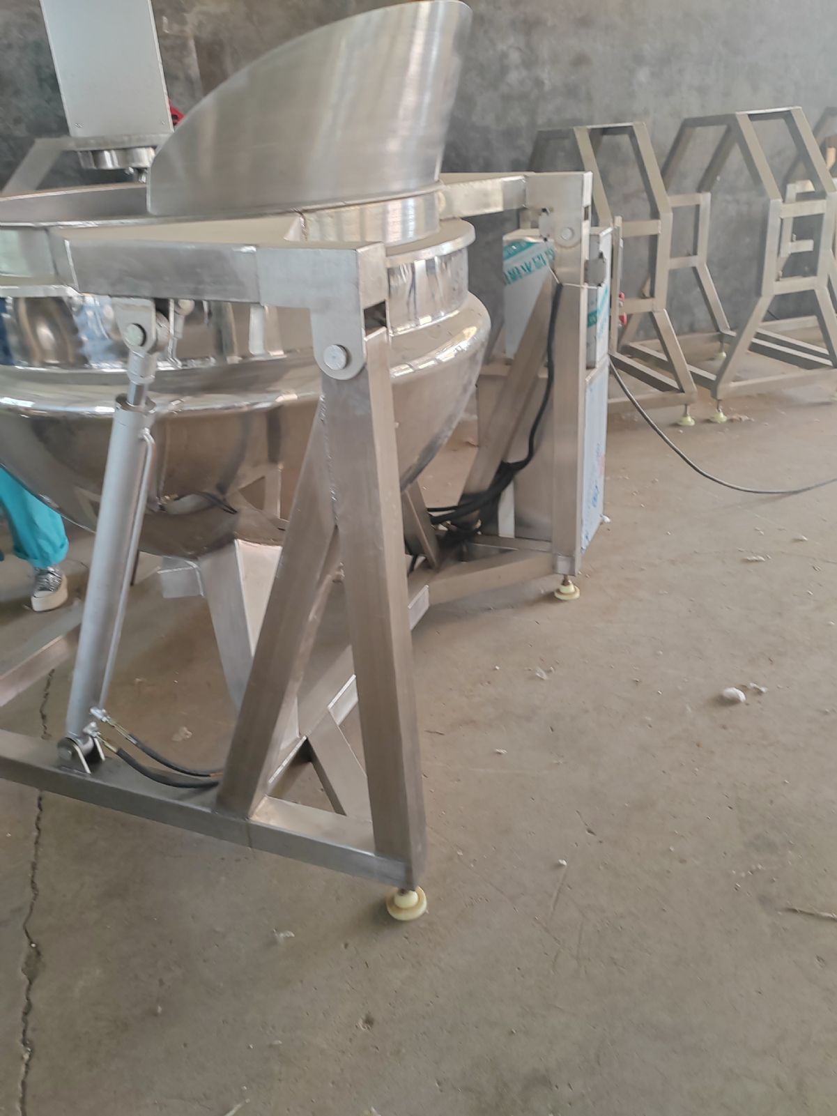 二手多爪行星炒鍋，帶攪拌炒菜機(jī)，清湯底料熬煮鍋。支持定制，現(xiàn)貨批發(fā)！