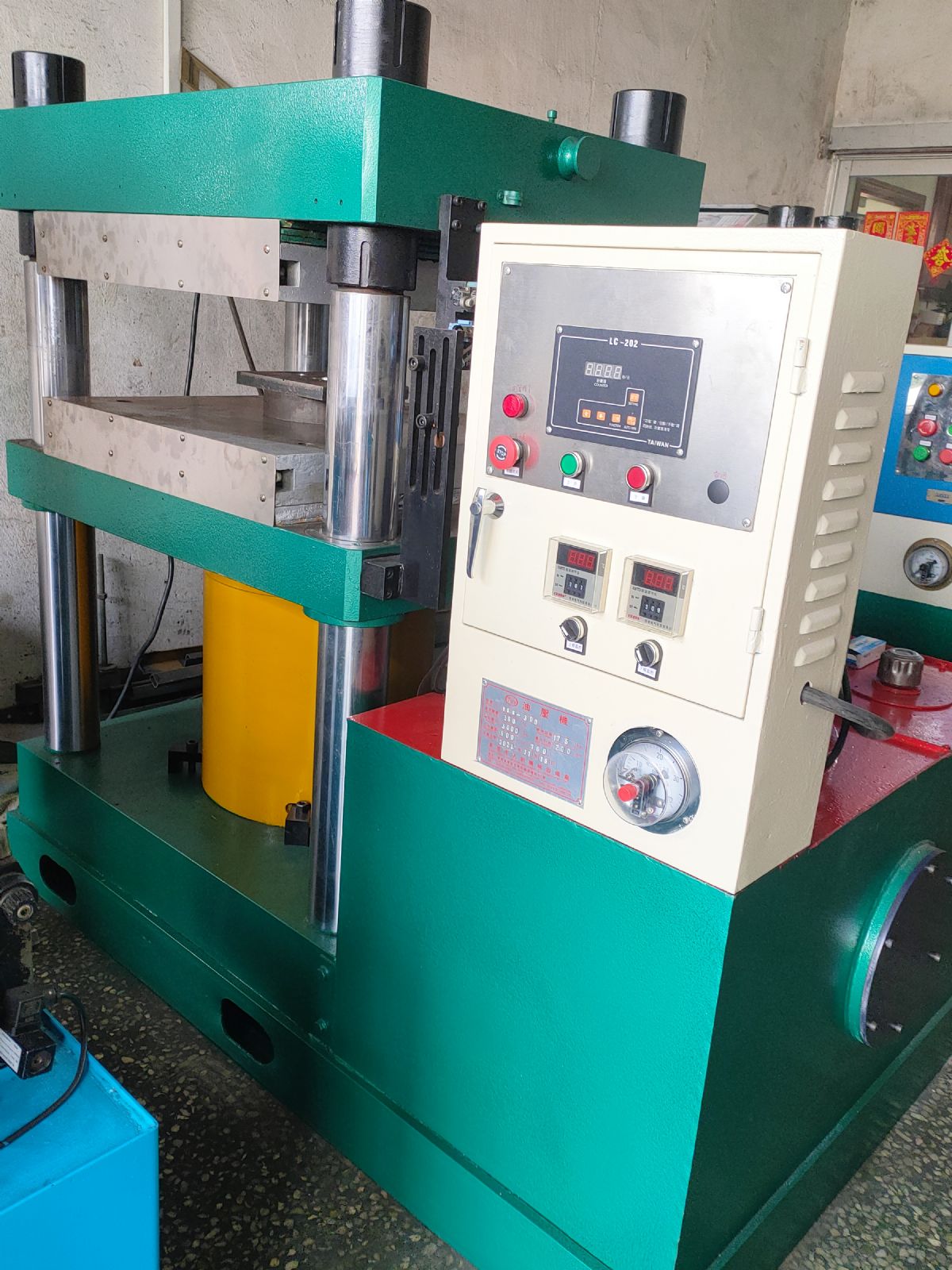 300噸二手熱壓機(jī)四柱油壓機(jī)出售