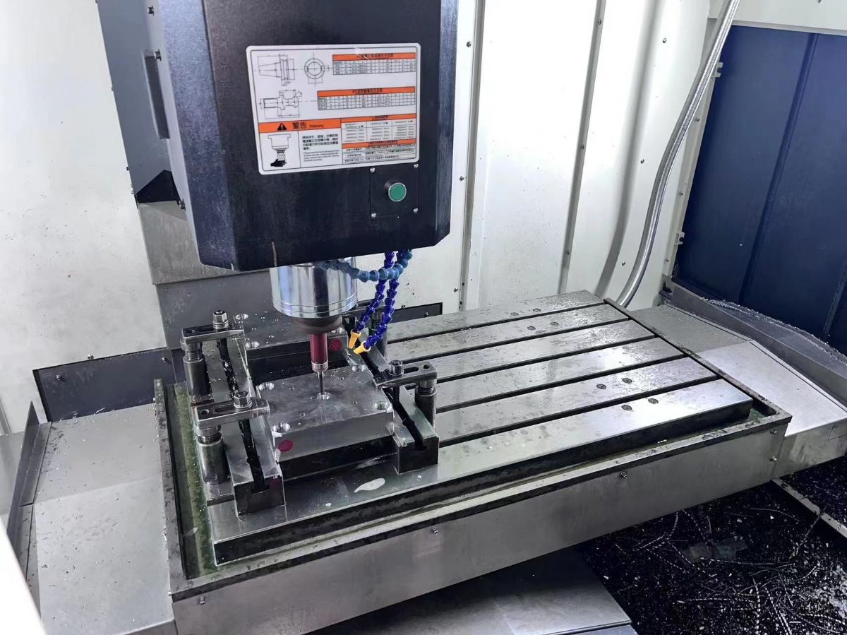 做模具整廠機械批發(fā)價零售650到1580加工中心都有，先到先得