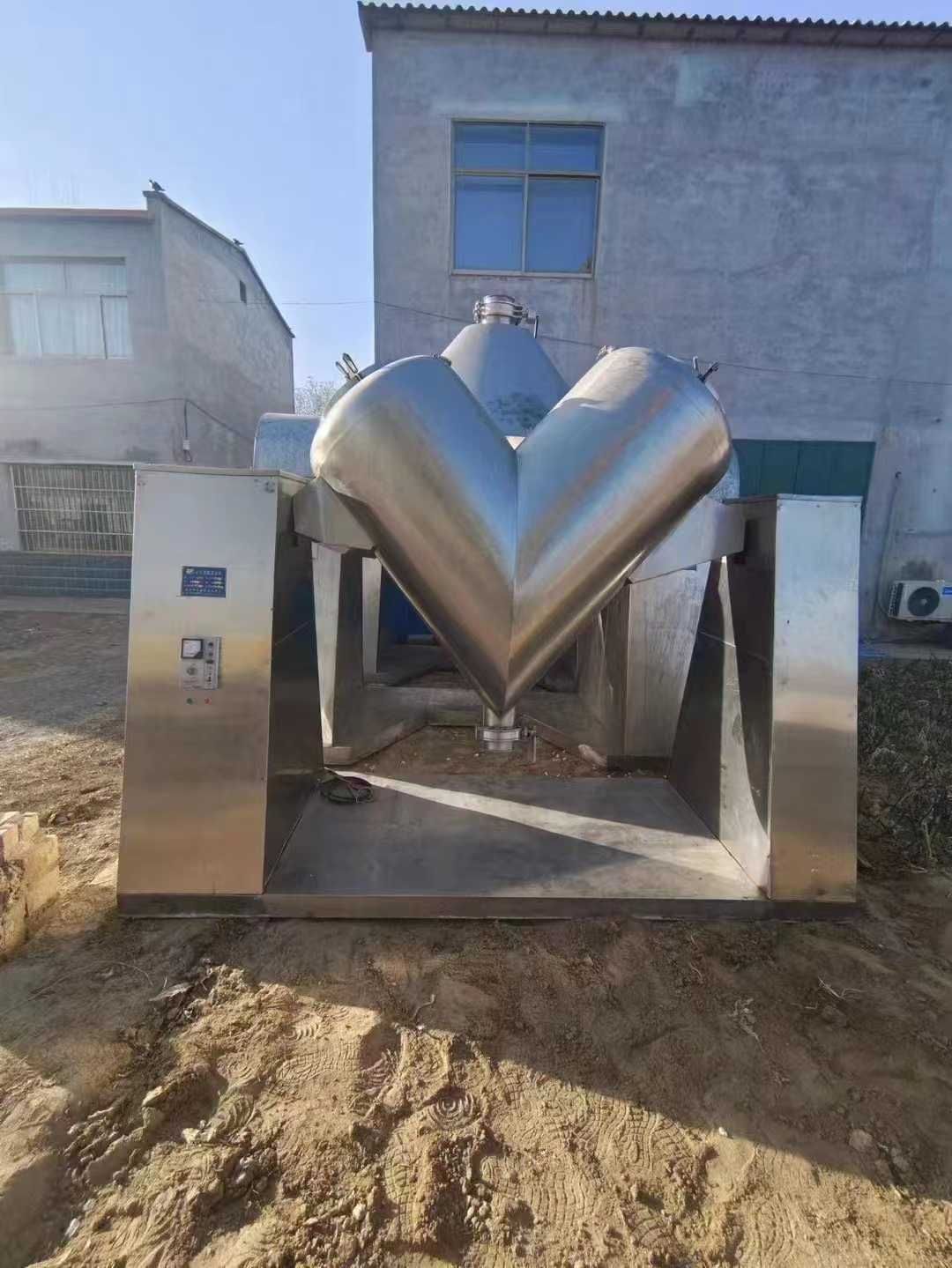 轉(zhuǎn)讓多臺(tái)500-2000升不銹鋼V型混合機(jī)多臺(tái)