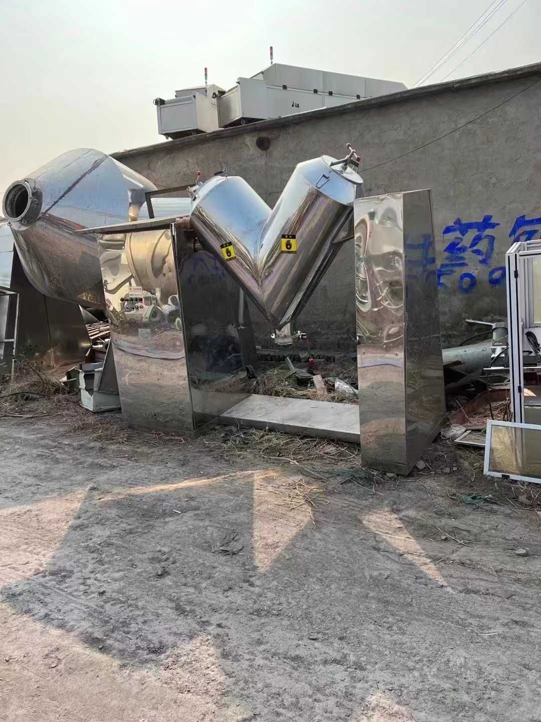 轉(zhuǎn)讓多臺(tái)500-2000升不銹鋼V型混合機(jī)多臺(tái)