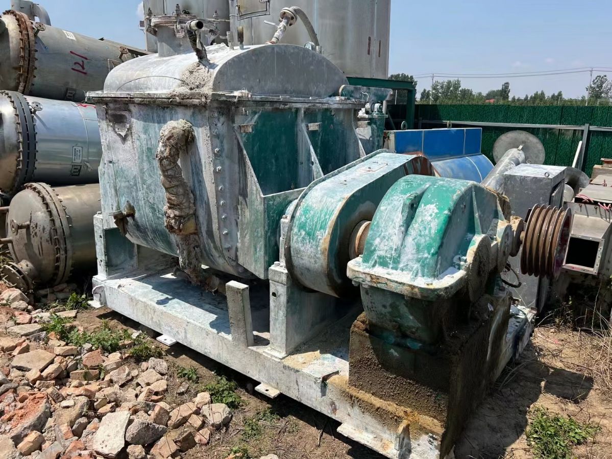 轉(zhuǎn)讓2000升捏合機(jī)兩臺(tái)，液壓翻缸電柜齊全