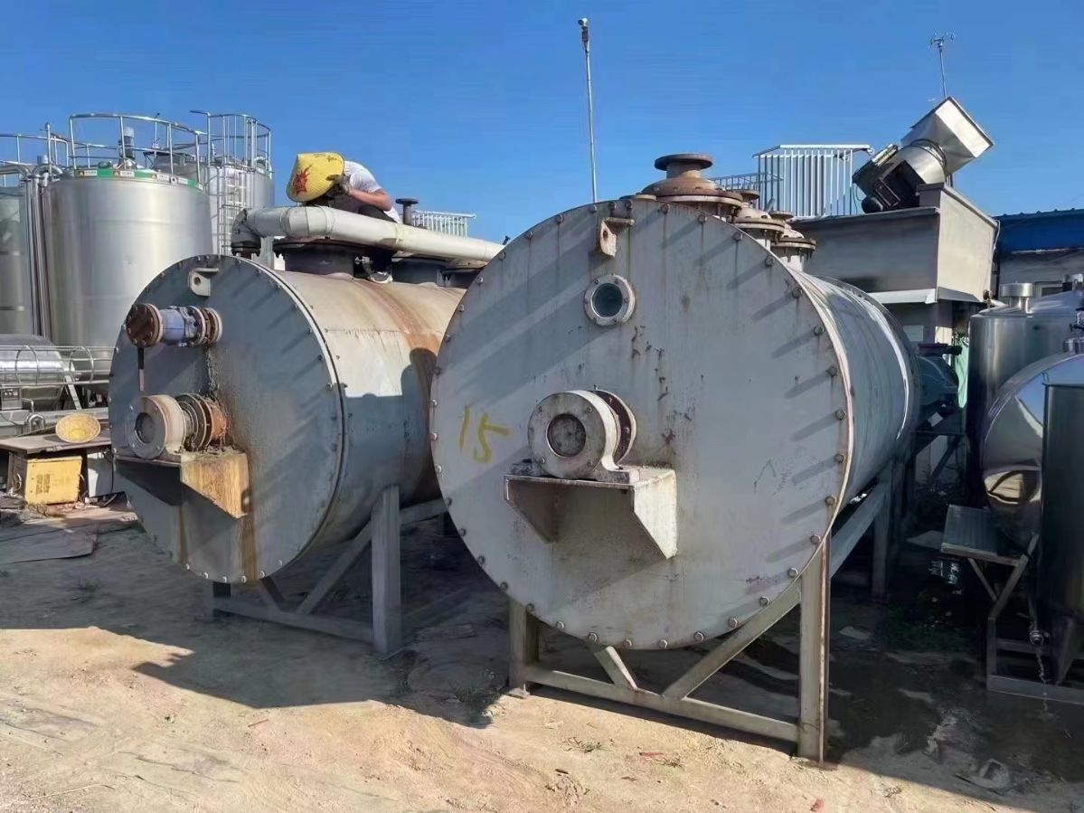 轉(zhuǎn)讓一臺九成新二手6000升真空耙式干燥機3臺