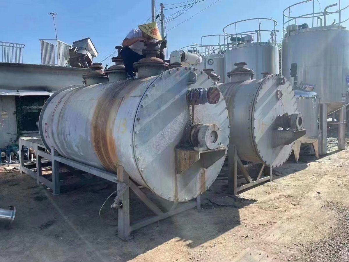 轉(zhuǎn)讓一臺九成新二手6000升真空耙式干燥機3臺