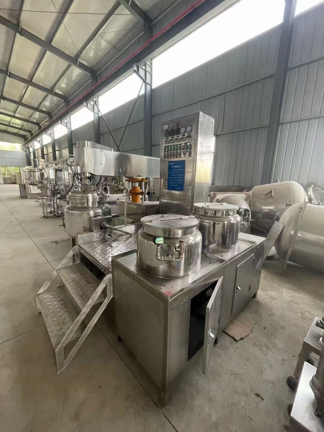 轉(zhuǎn)讓二手九成新100升真空乳化機(jī)，水鍋油鍋齊全