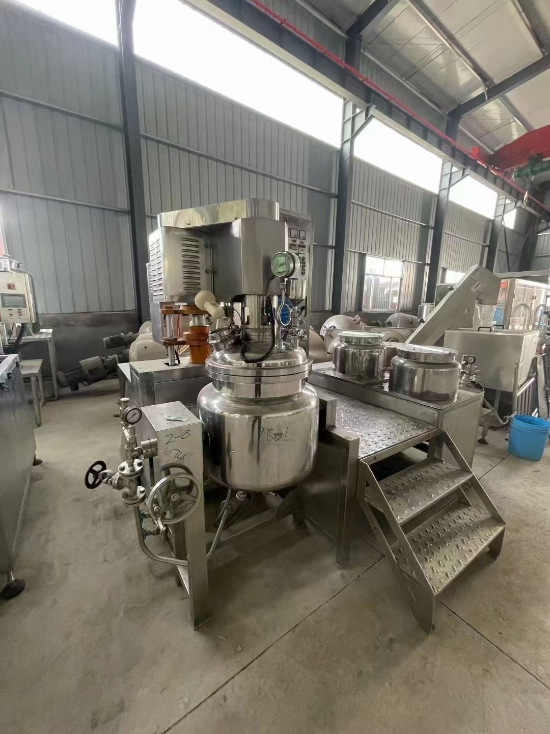 轉(zhuǎn)讓二手九成新100升真空乳化機(jī)，水鍋油鍋齊全