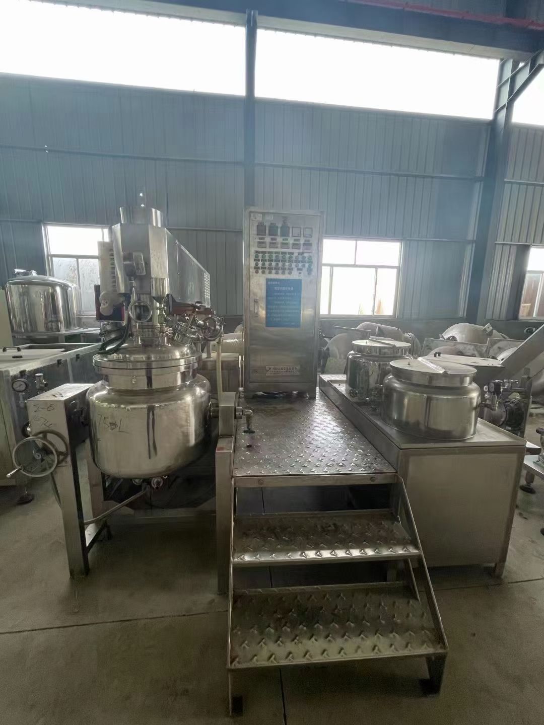 轉(zhuǎn)讓二手九成新100升真空乳化機(jī)，水鍋油鍋齊全
