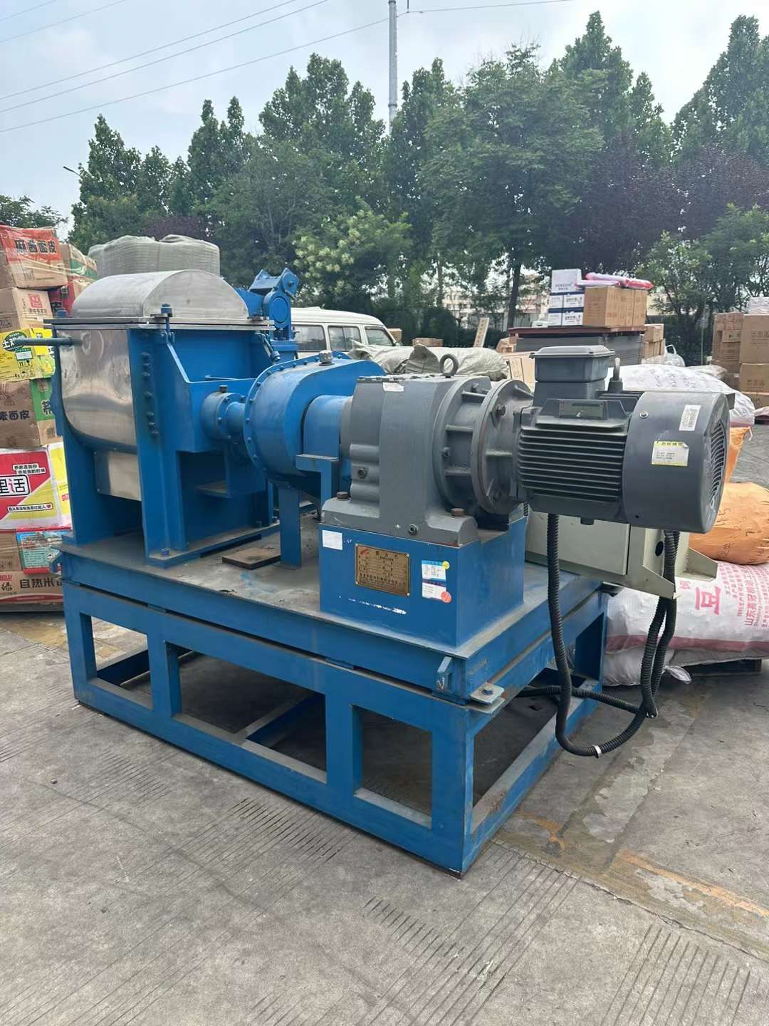 轉(zhuǎn)讓二手真空捏合機(jī) 一臺50L電加熱螺桿出料真空捏合機(jī)