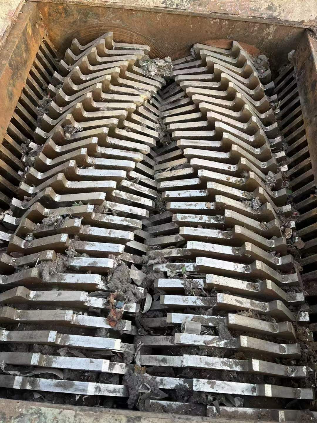 轉(zhuǎn)讓二手雙軸撕碎機(jī) 2臺(tái)1000型高效撕碎機(jī)