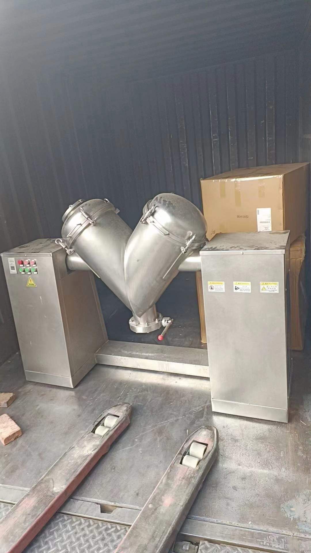 轉(zhuǎn)讓二手V型混合機(jī) 一臺(tái)容積100L內(nèi)部帶強(qiáng)制攪拌V型混合機(jī)