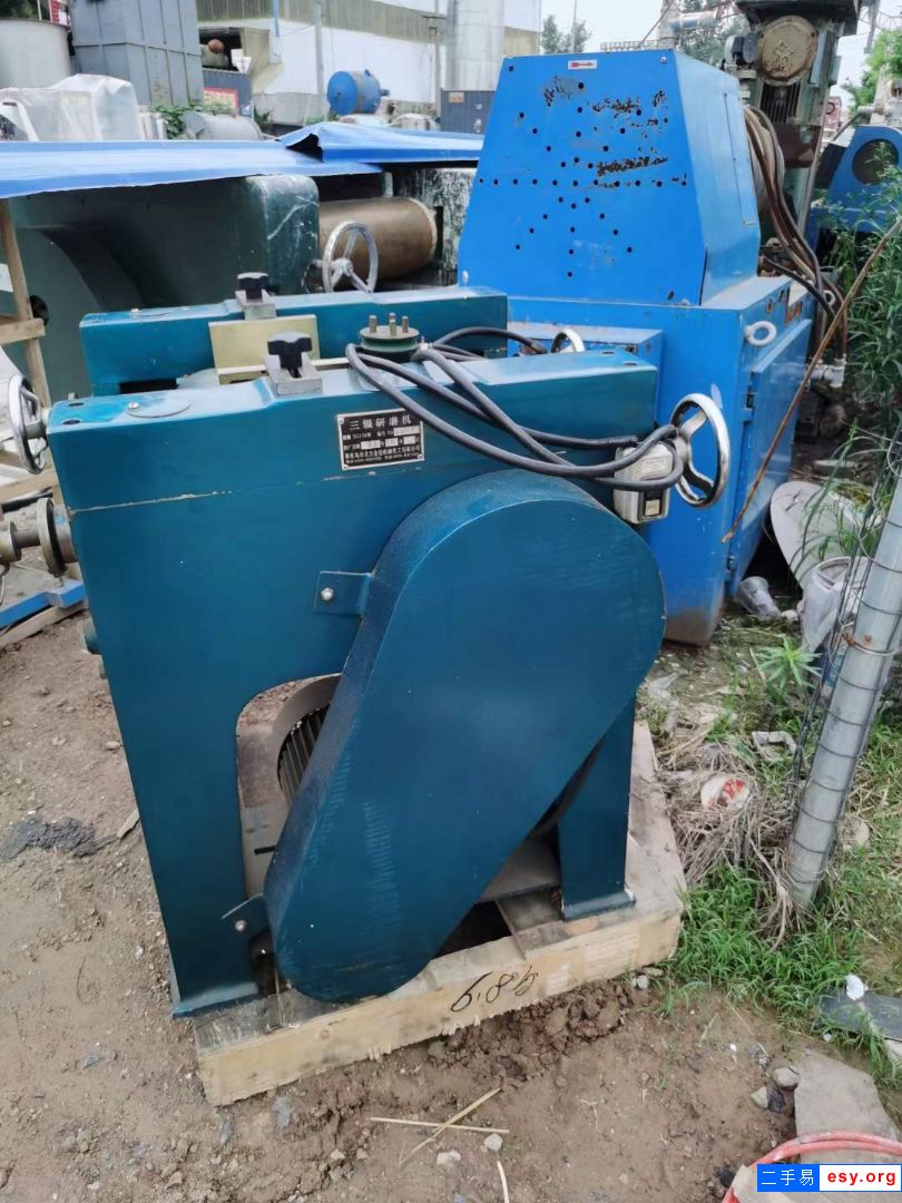 轉(zhuǎn)讓二手研磨機(jī) 一臺(tái)150型三輥研磨機(jī)