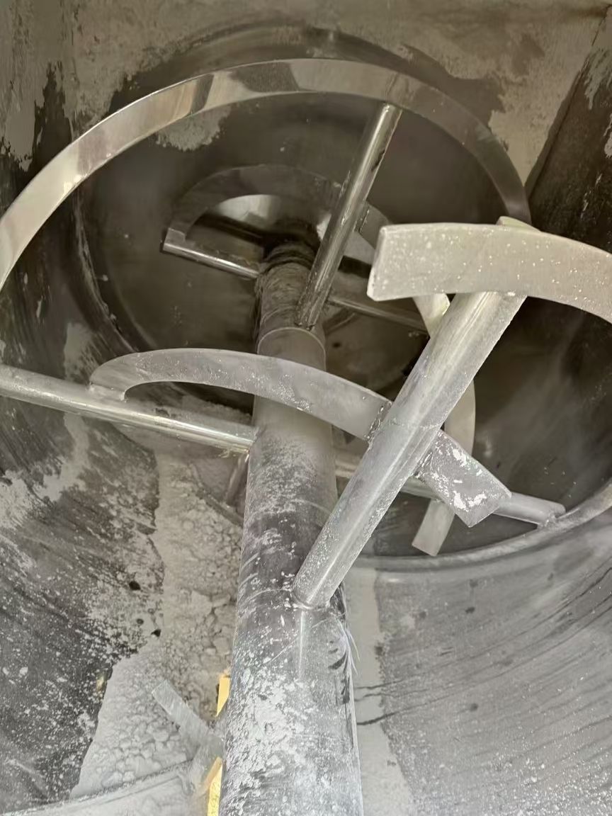 轉(zhuǎn)讓二手螺帶混合機(jī) 一臺(tái)容積3000L上海銀鯊產(chǎn)重型臥式螺帶混合機(jī)
