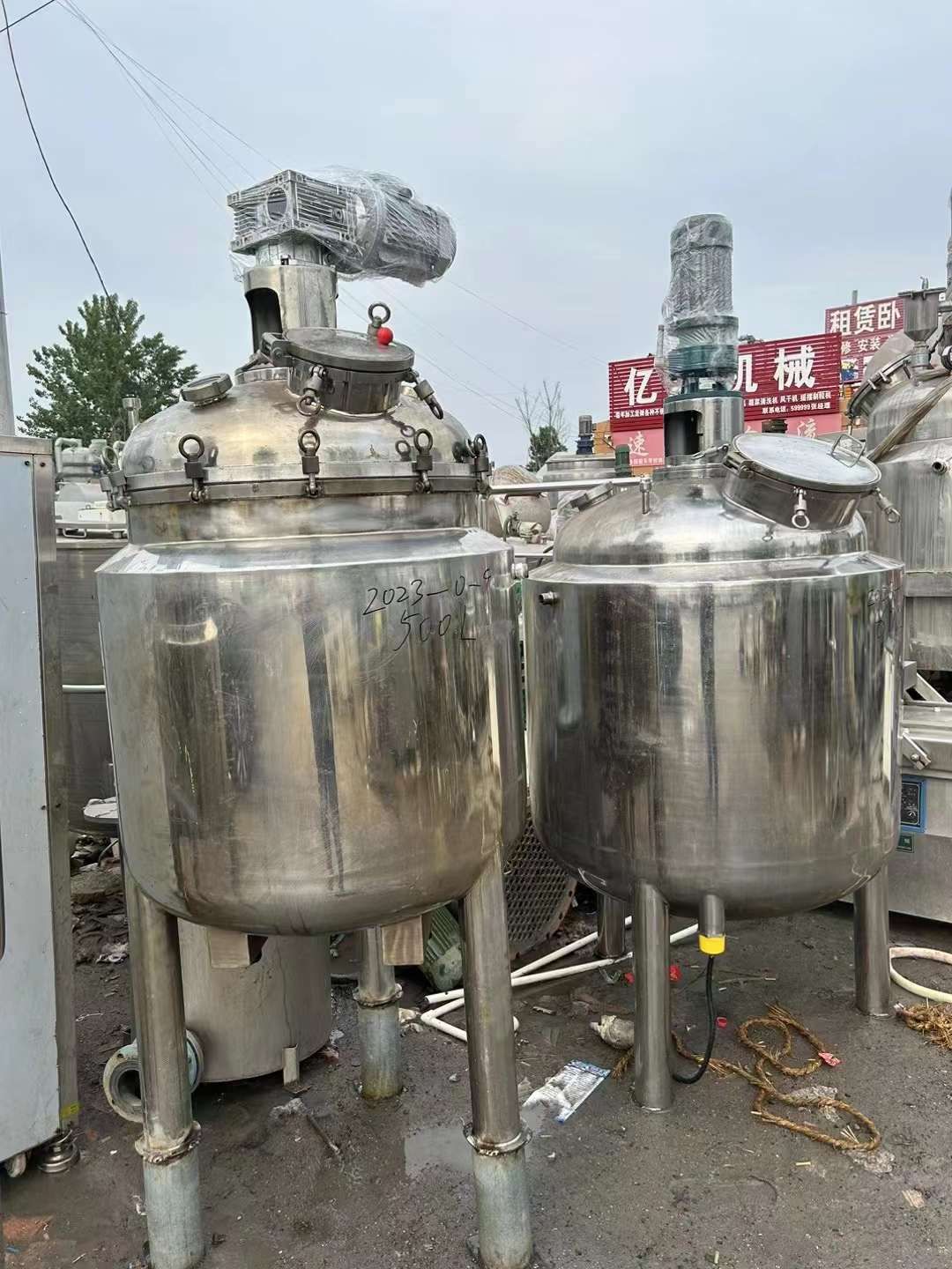 轉(zhuǎn)讓二手不銹鋼反應(yīng)釜 容積500L-800L電加熱內(nèi)外拋光反應(yīng)釜