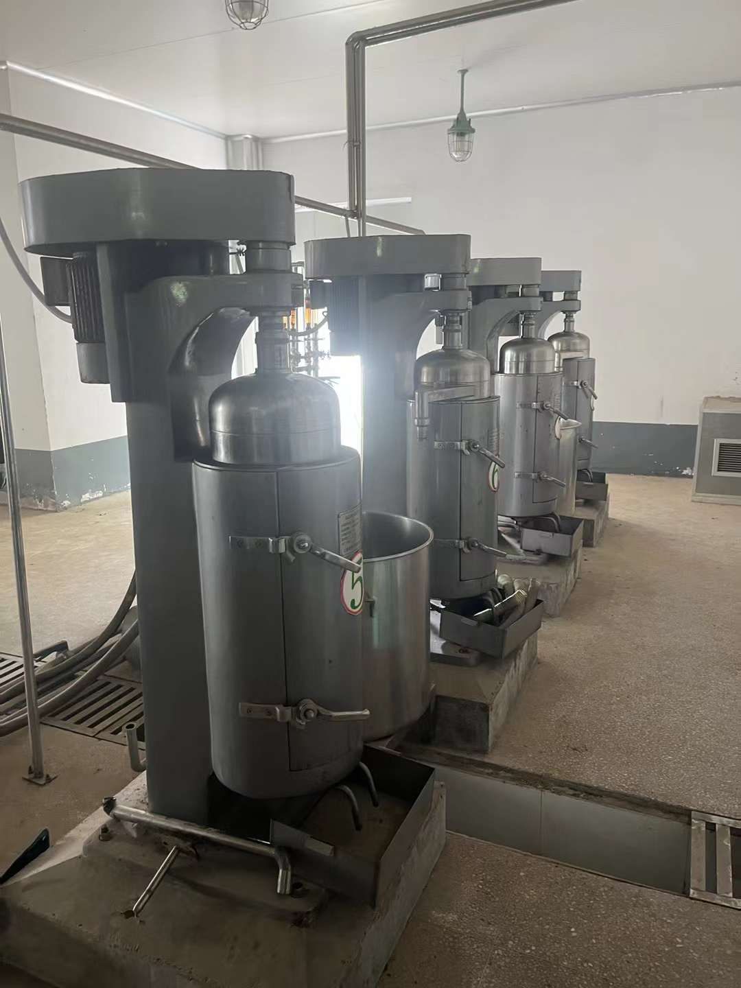 轉(zhuǎn)讓二手高速分離機(jī) 四臺145型管式高速分離機(jī)
