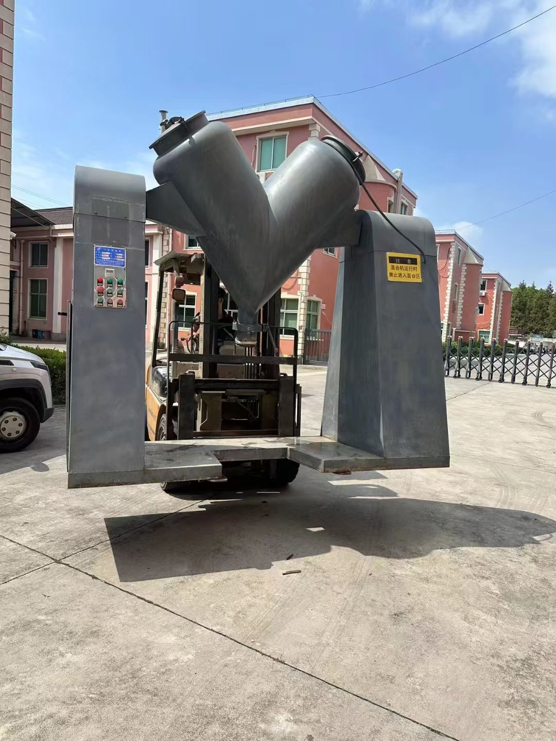 轉(zhuǎn)讓二手V型混合機(jī) 一臺(tái)容積500升不銹鋼高效V型混合機(jī)