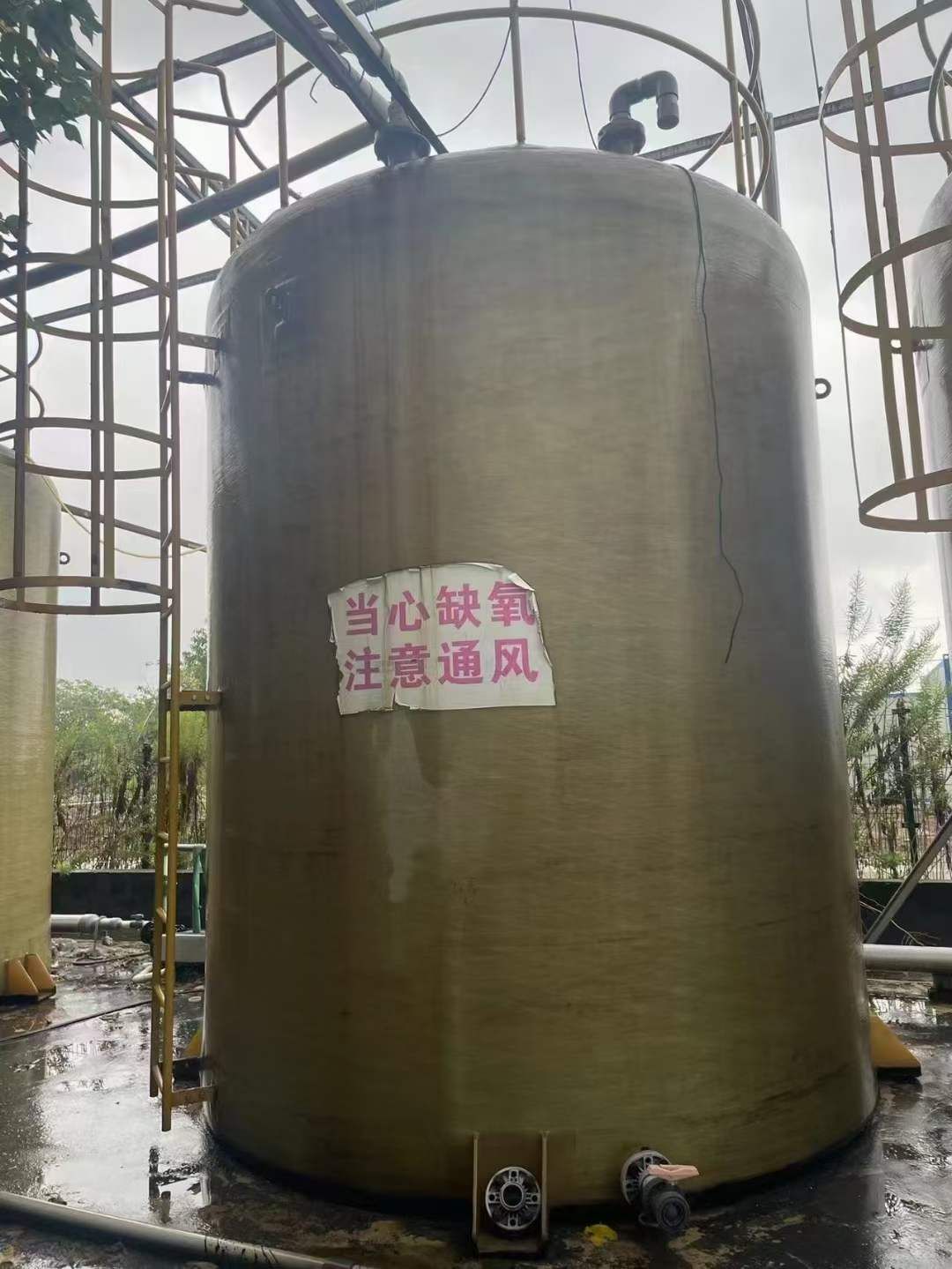 轉(zhuǎn)讓二手廢水儲(chǔ)罐 4臺(tái)20立方立式玻璃鋼罐爬梯圍欄均在