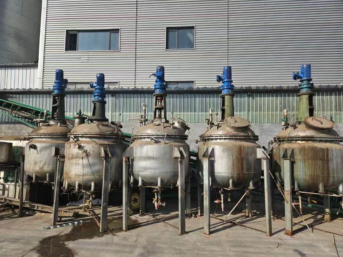 轉(zhuǎn)讓二手不銹鋼反應(yīng)釜 七臺1000L內(nèi)盤管外夾套不銹鋼反應(yīng)釜