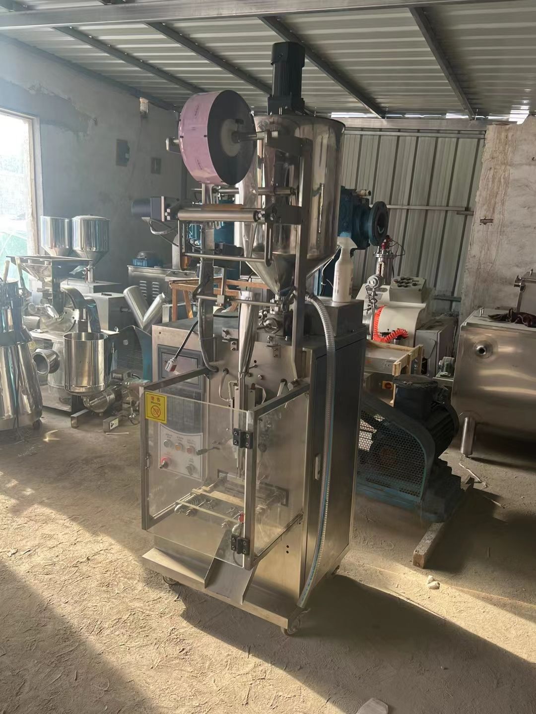 轉(zhuǎn)讓二手液體包裝機 一臺全自動內(nèi)置攪拌立式液體包裝機