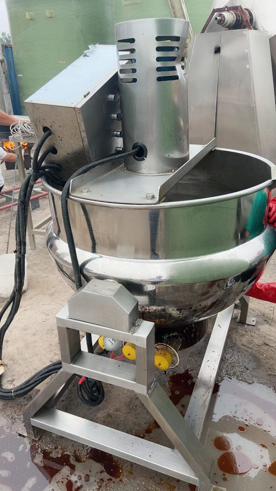 轉(zhuǎn)讓二手電加熱夾層鍋 一臺(tái)容積400升帶傾斜攪拌電加熱夾層鍋