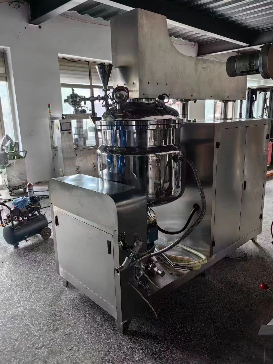 轉(zhuǎn)讓二手真空乳化機(jī) 一套容積150L電加熱真空均質(zhì)乳化機(jī)
