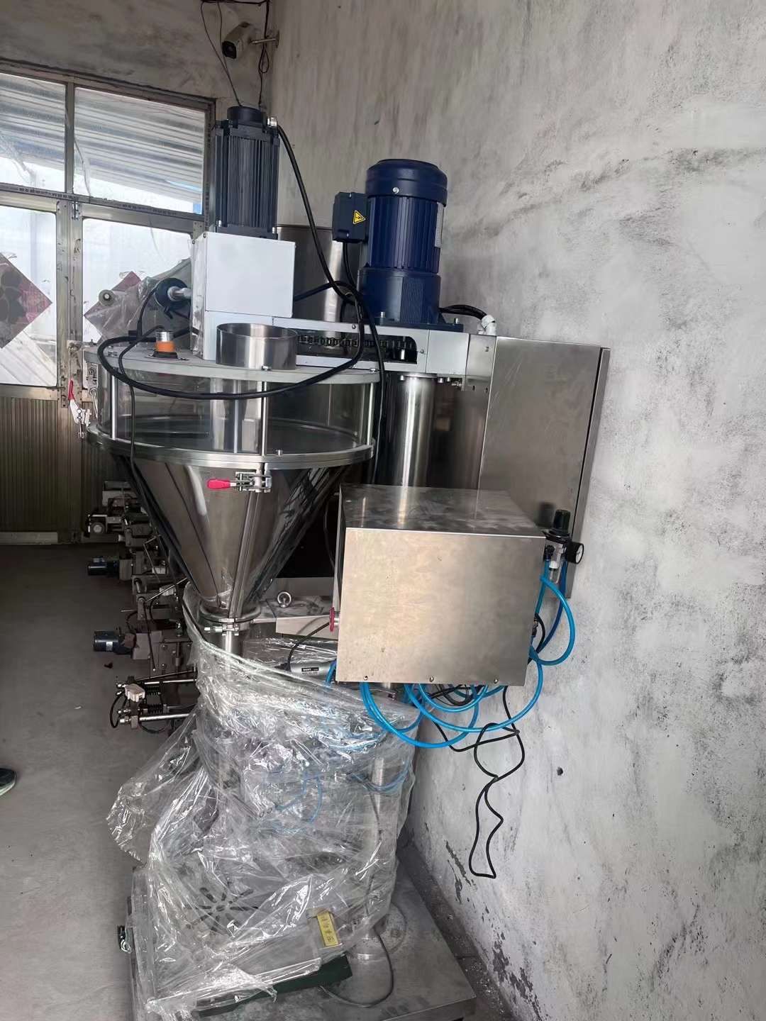 轉(zhuǎn)讓二手立式灌裝機(jī) 一臺(tái)觸摸屏控制帶夾袋粉末灌裝機(jī)