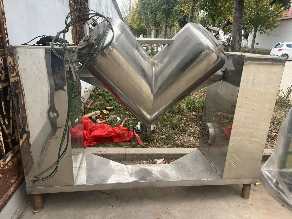 轉(zhuǎn)讓二手V型混合機 一臺容積300L內(nèi)部強制攪拌V型混合機