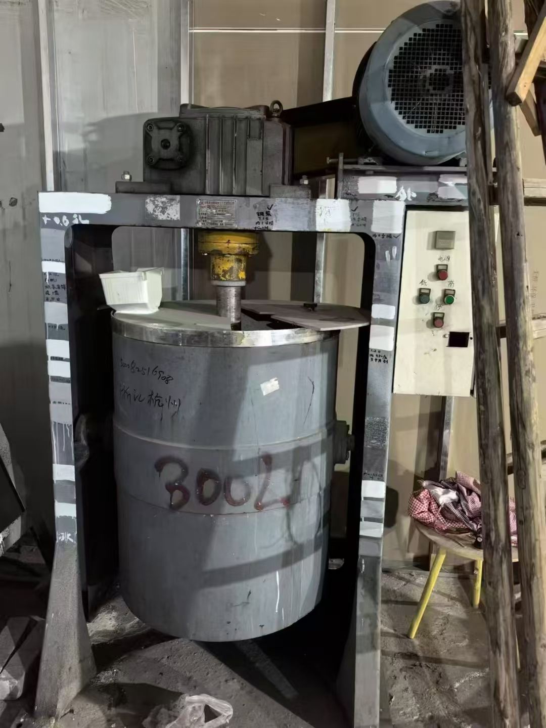 轉讓二手球磨機 一臺容積300L內襯聚氨酯立式球磨機