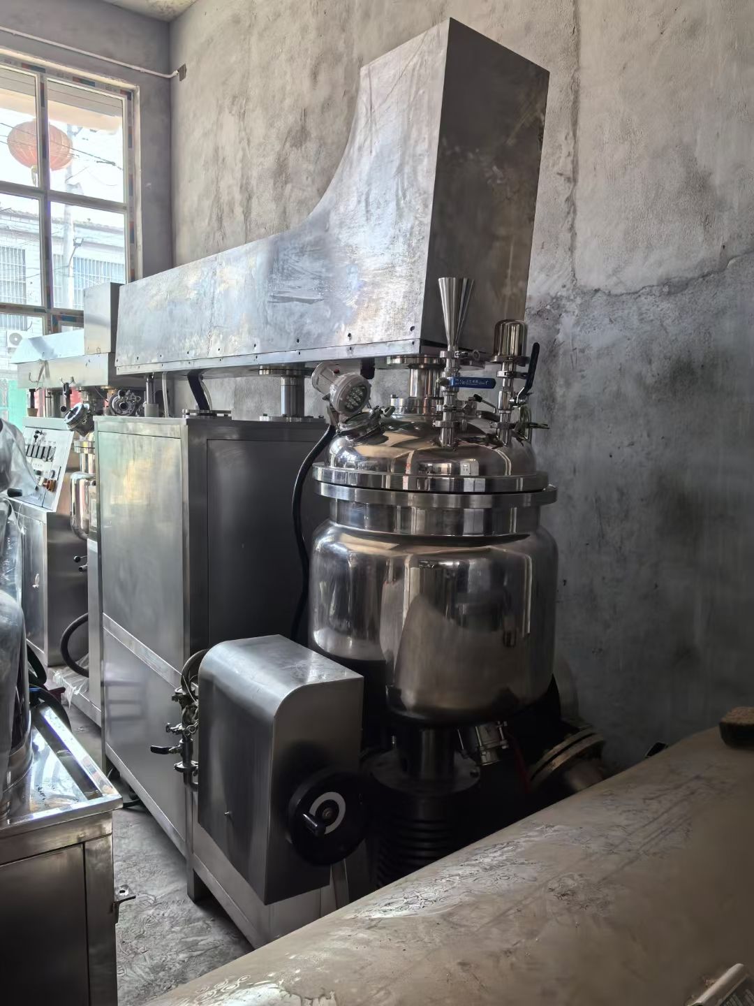 轉(zhuǎn)讓二手真空乳化機(jī) 一套容積100L電加熱帶水油鍋真空均質(zhì)乳化機(jī)