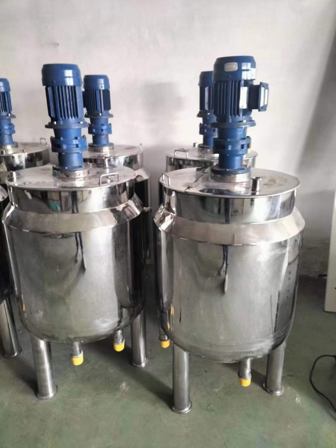 轉(zhuǎn)讓二手不銹鋼攪拌罐 10臺(tái)容積200L電加熱雙層平口攪拌罐