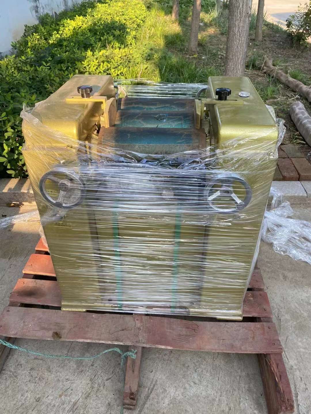 轉(zhuǎn)讓二手三輥研磨機(jī) 一臺150型常州彩寶產(chǎn)三輥研磨機(jī)