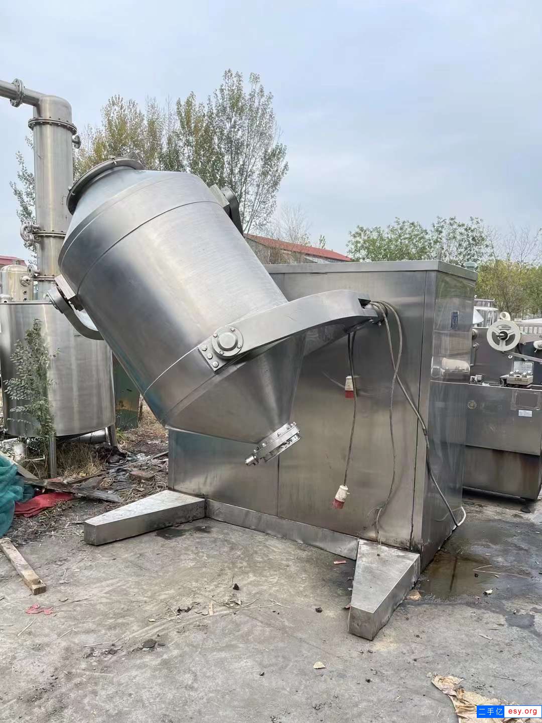 轉(zhuǎn)讓二手三維混合機(jī) 一臺1000L三維運(yùn)動混合機(jī)