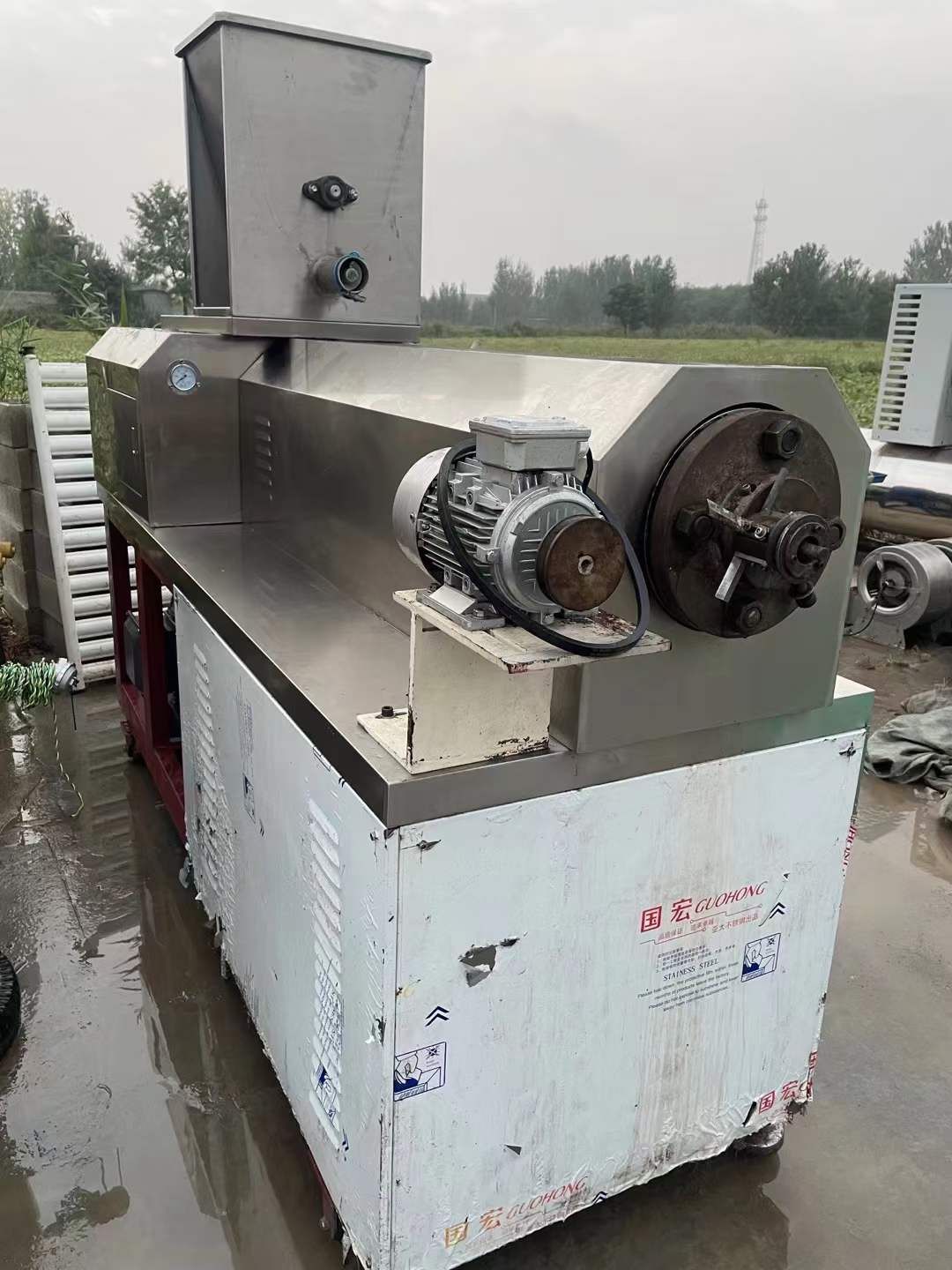 轉(zhuǎn)讓二手臥式膨化機(jī) 一臺(tái)70型雙螺桿高效膨化機(jī)