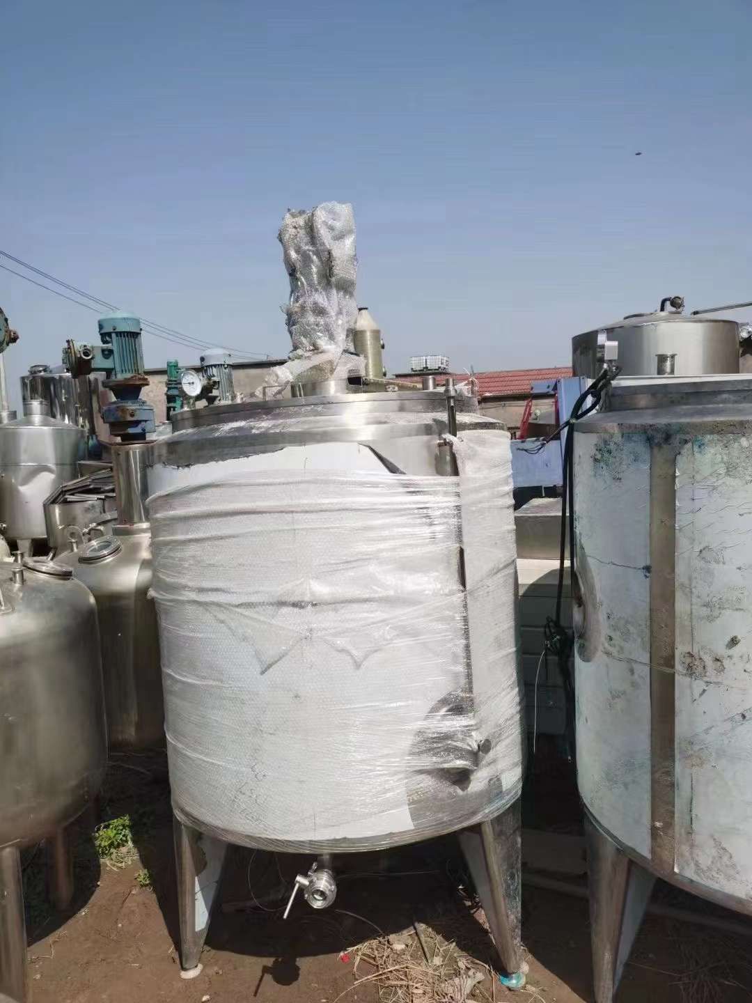 轉(zhuǎn)讓二手立式攪拌罐 兩臺(tái)1立方平口電加熱不銹鋼攪拌罐