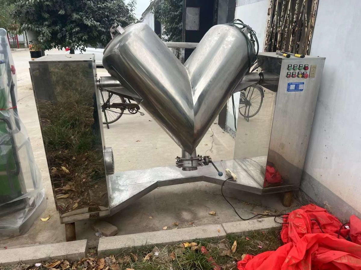 轉(zhuǎn)讓二手V型混合機 一臺容積300L內(nèi)部強制攪拌V型混合機