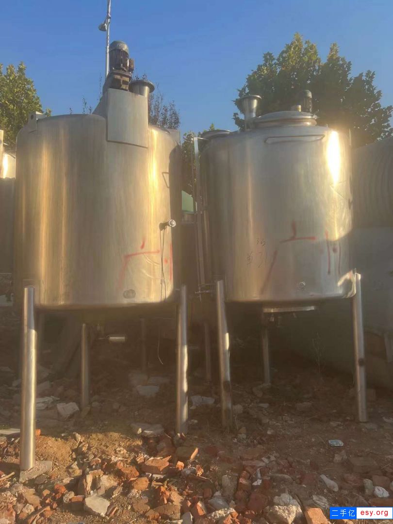 轉(zhuǎn)讓二手不銹鋼攪拌罐 26臺3000L316L材質(zhì)攪拌罐