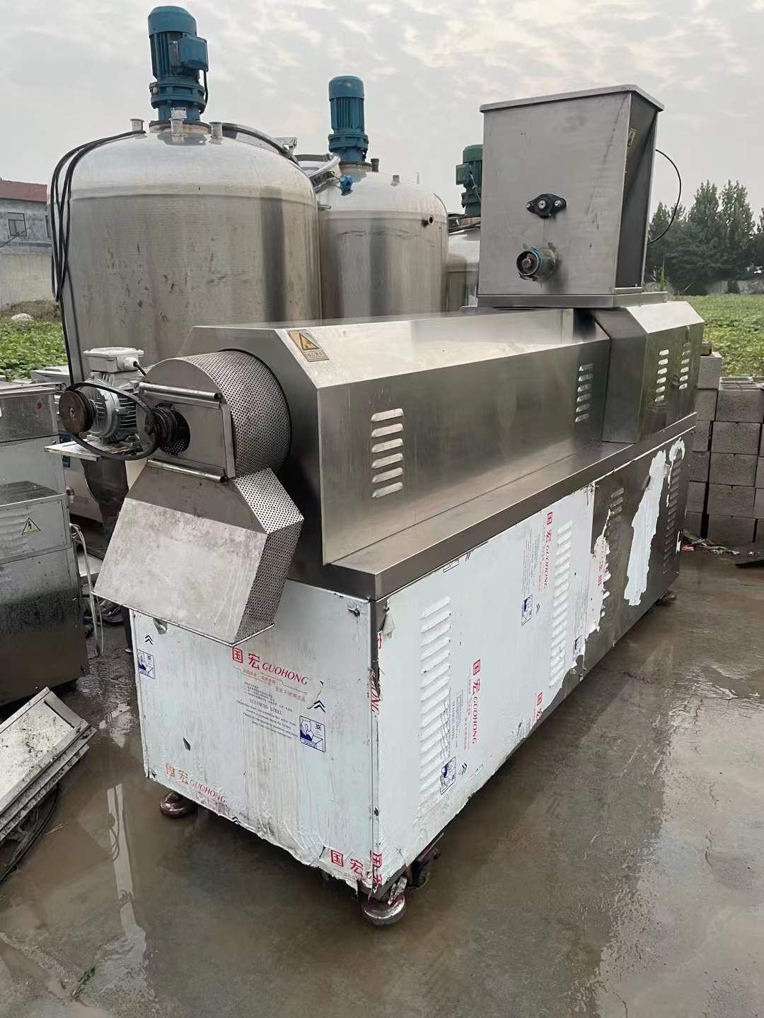 轉(zhuǎn)讓二手臥式膨化機(jī) 一臺(tái)70型雙螺桿高效膨化機(jī)
