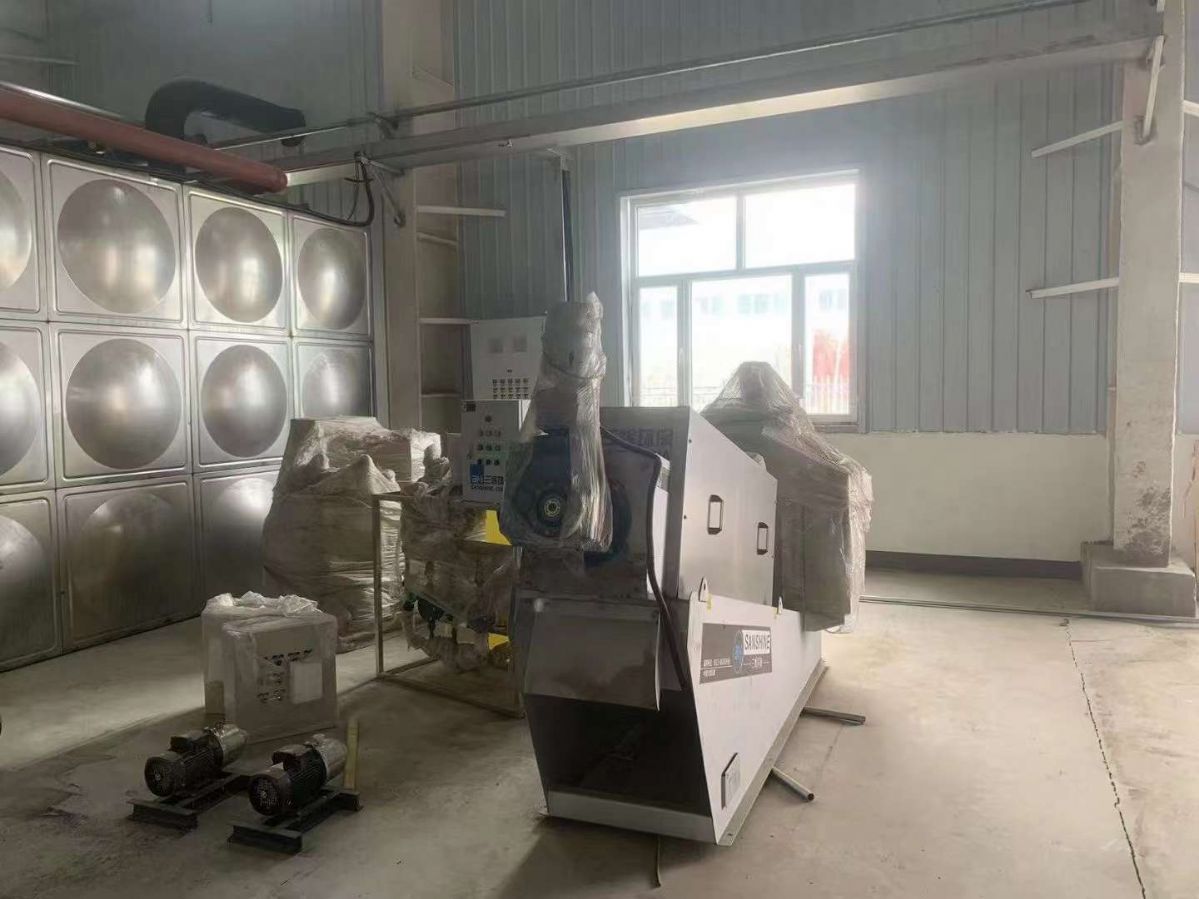 轉(zhuǎn)讓二手污泥脫水機(jī) 一套301型疊螺污泥脫水機(jī) 帶加藥裝置