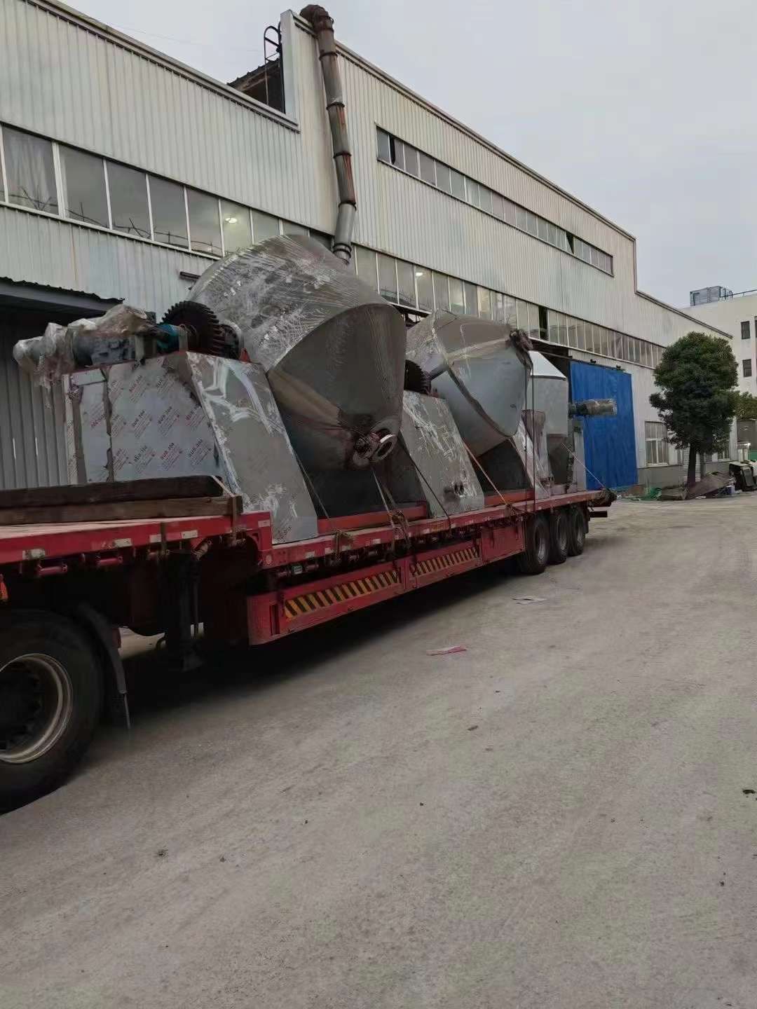 轉(zhuǎn)讓二手雙錐干燥機(jī) 兩臺(tái)容積3000L不銹鋼雙錐回轉(zhuǎn)干燥機(jī)