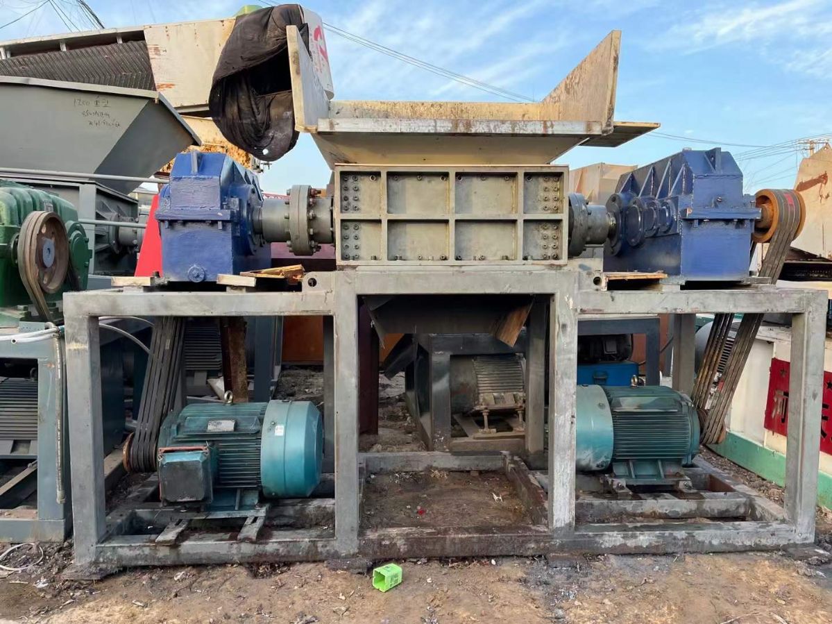 轉(zhuǎn)讓二手雙軸撕碎機(jī) 2臺(tái)1000型高效撕碎機(jī)