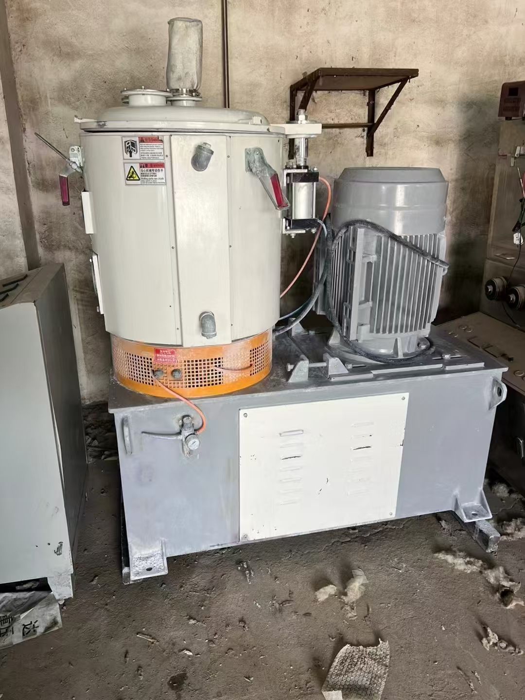 轉(zhuǎn)讓二手高速混合機(jī) 一臺容積100L帶加熱立式高速混合機(jī)