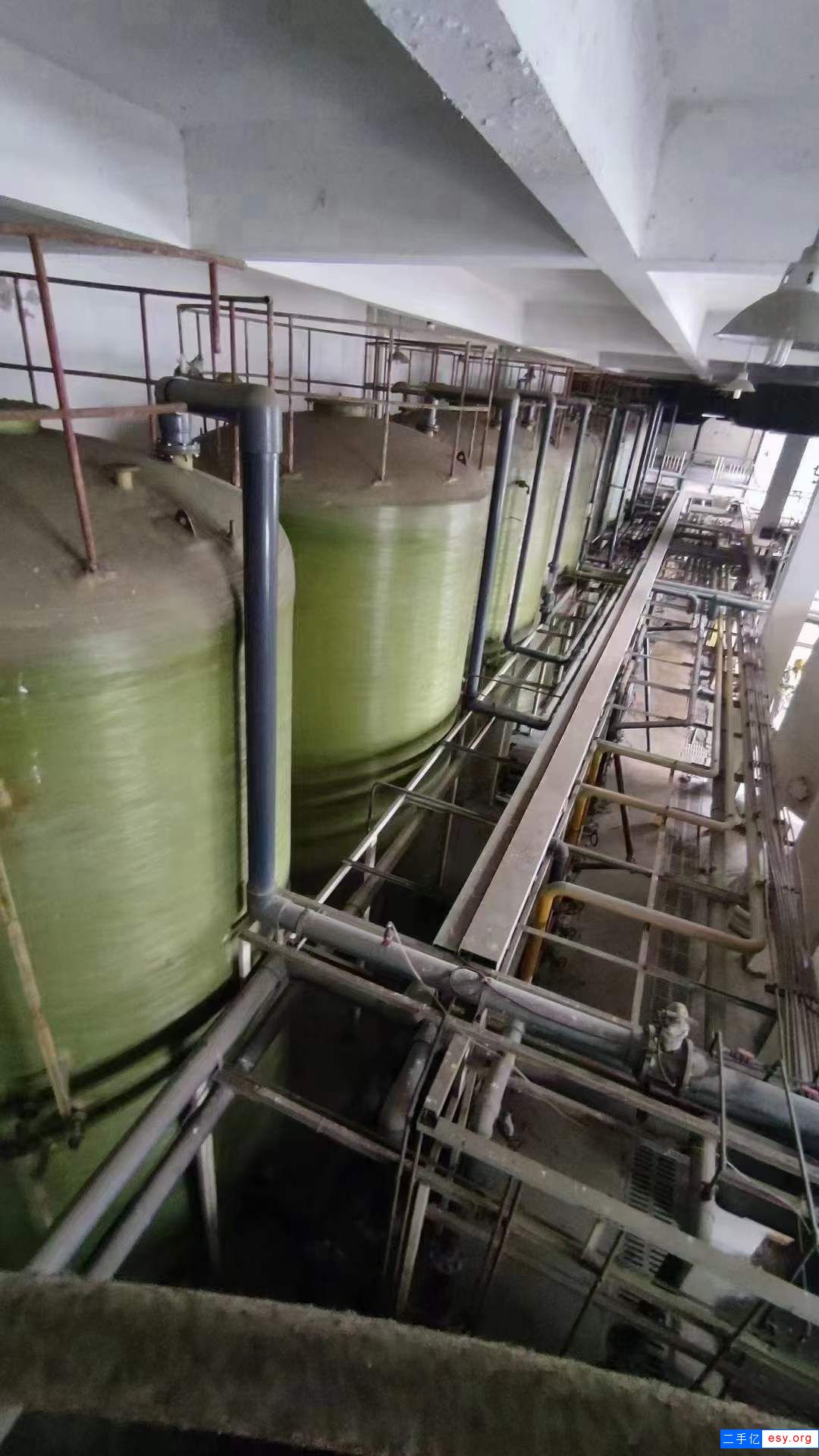 轉(zhuǎn)讓二手立式玻璃鋼罐 16臺(tái)50立方室內(nèi)用鹽酸儲(chǔ)罐