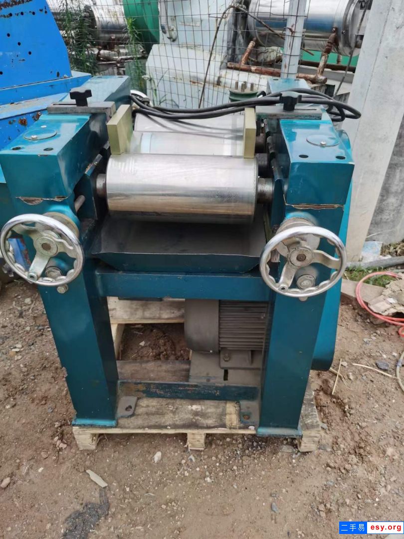 轉(zhuǎn)讓二手研磨機(jī) 一臺(tái)150型三輥研磨機(jī)