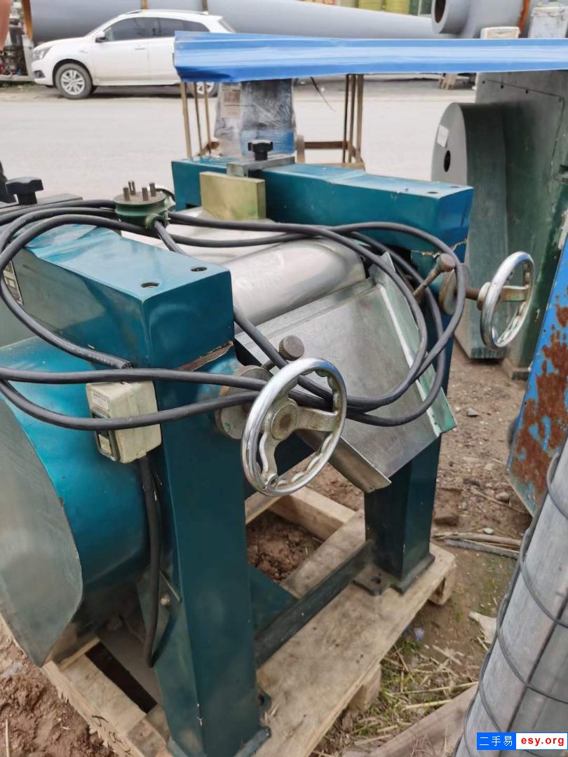轉(zhuǎn)讓二手研磨機(jī) 一臺(tái)150型三輥研磨機(jī)