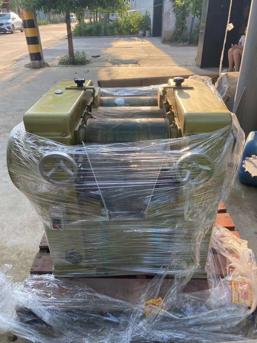 轉(zhuǎn)讓二手三輥研磨機(jī) 一臺150型常州彩寶產(chǎn)三輥研磨機(jī)