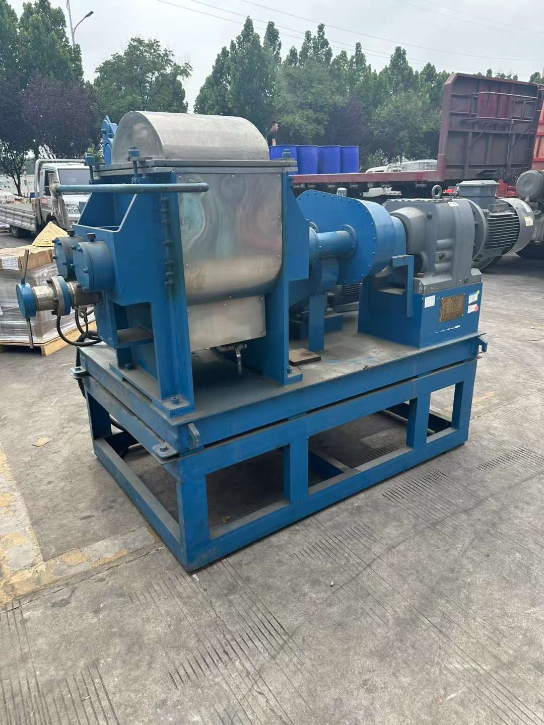 轉(zhuǎn)讓二手真空捏合機(jī) 一臺50L電加熱螺桿出料真空捏合機(jī)