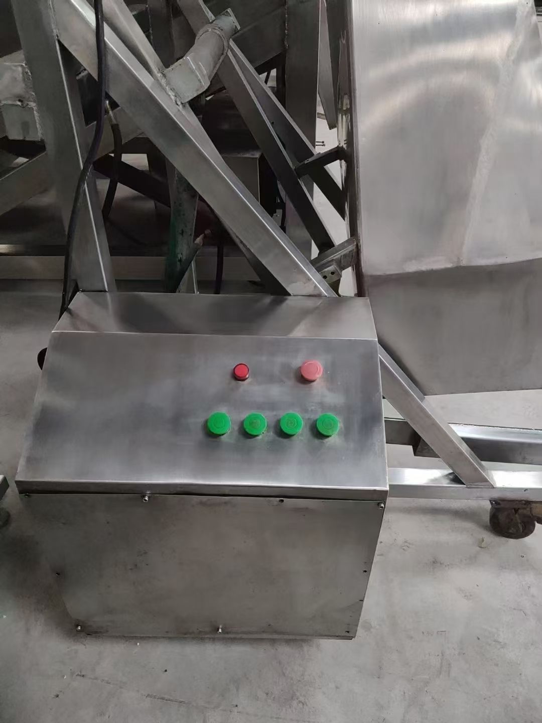 轉(zhuǎn)讓二手真空滾揉機 一臺容積3000L配液壓上料真空滾揉機