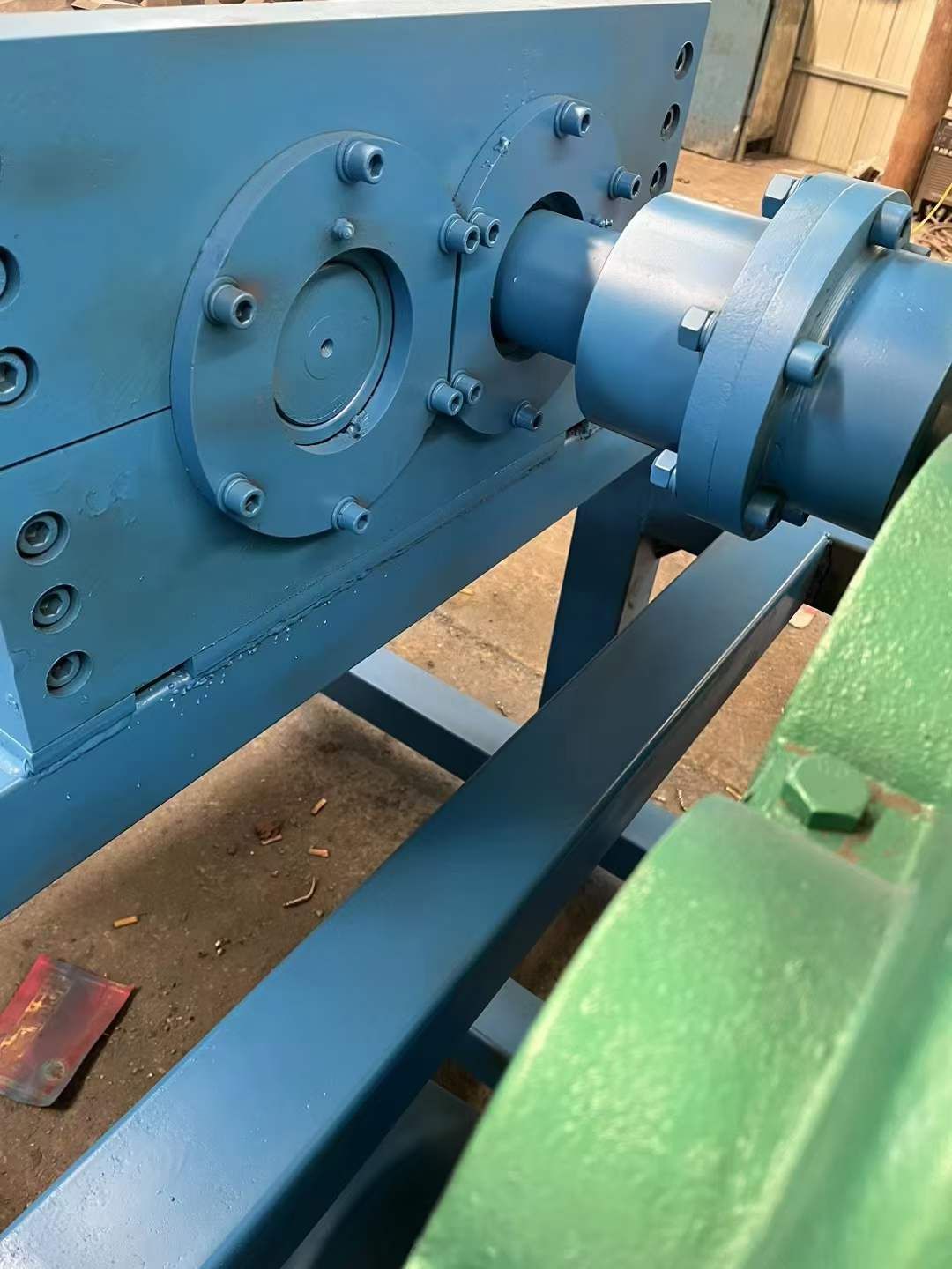 轉(zhuǎn)讓二手雙軸撕碎機(jī) 一臺900型馬鞍山3公分刀片撕碎機(jī)