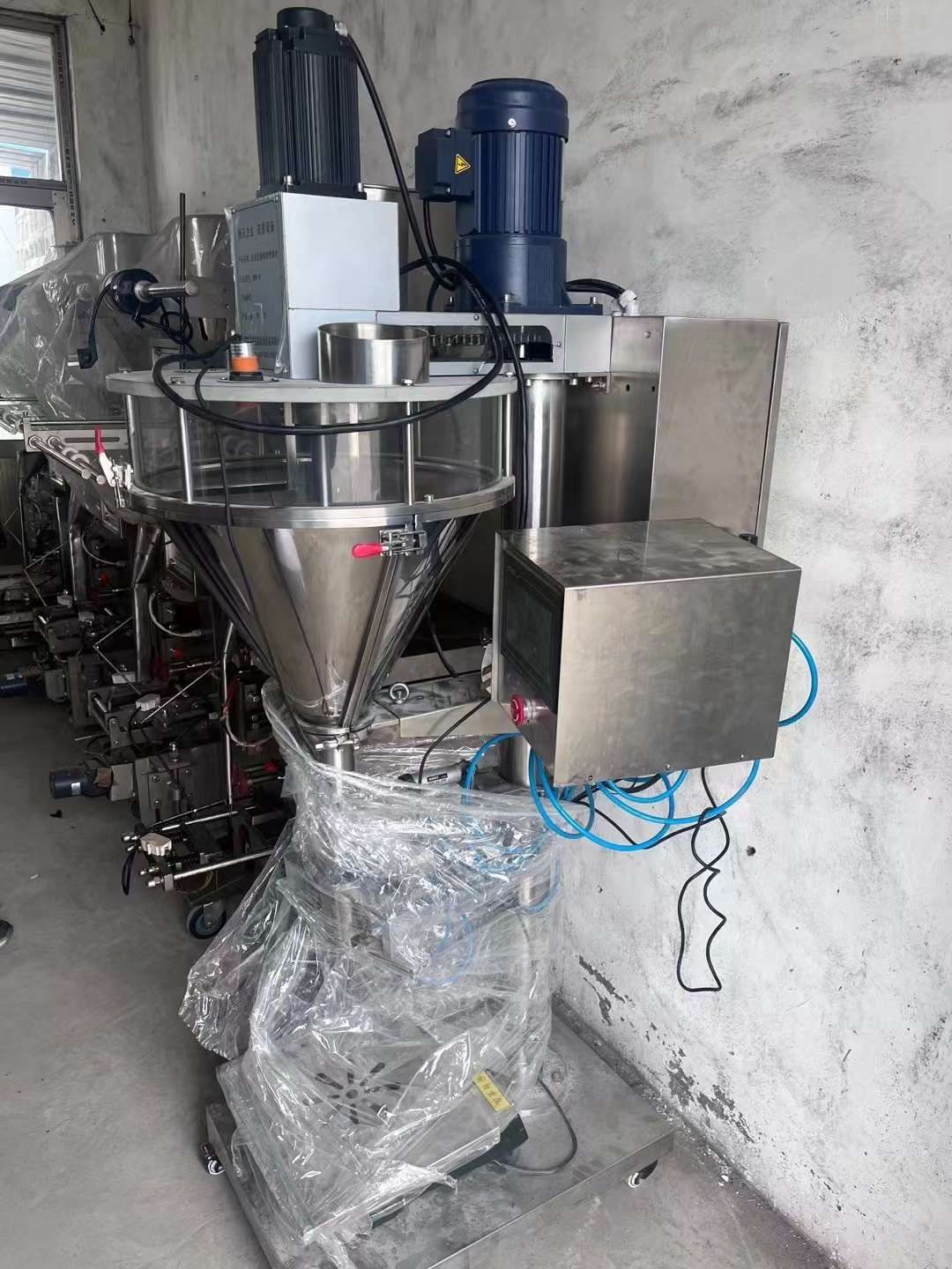 轉(zhuǎn)讓二手立式灌裝機(jī) 一臺(tái)觸摸屏控制帶夾袋粉末灌裝機(jī)