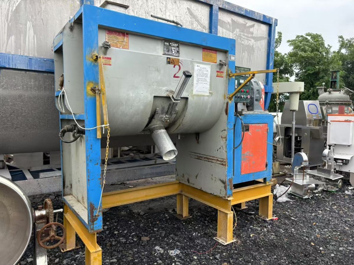 轉(zhuǎn)讓二手螺帶混合機 一臺容積1立方電加熱臥式螺帶混合機