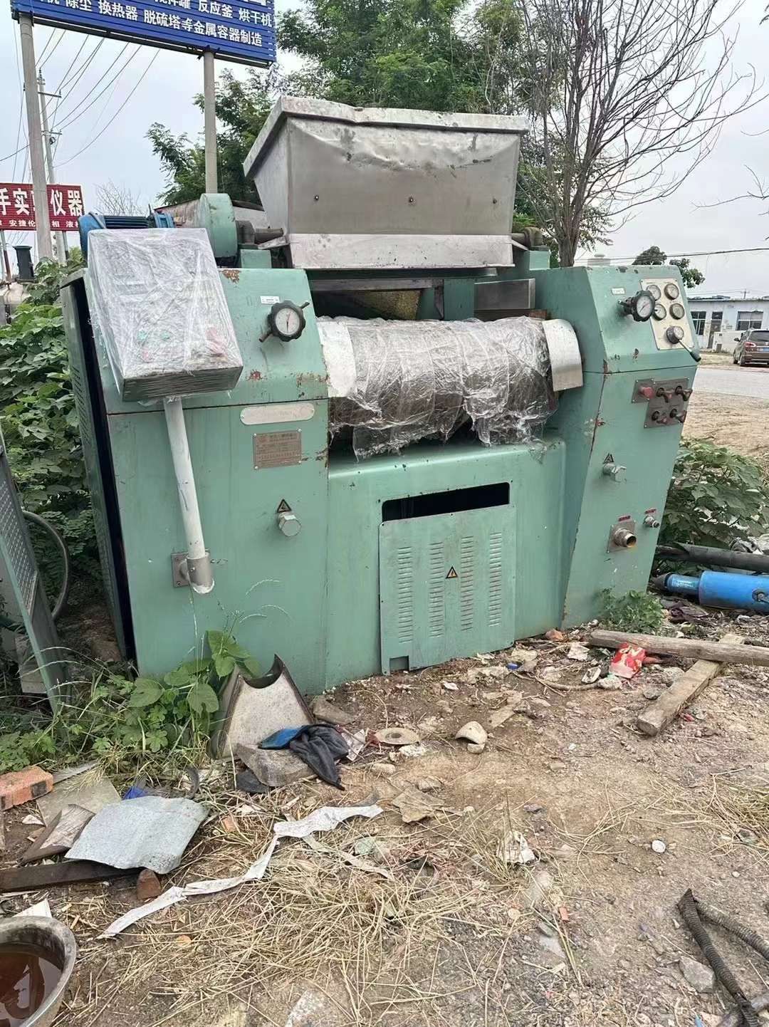 轉(zhuǎn)讓二手三輥研磨機(jī) 一臺(tái)400型帶增粘機(jī)液壓三輥研磨機(jī)